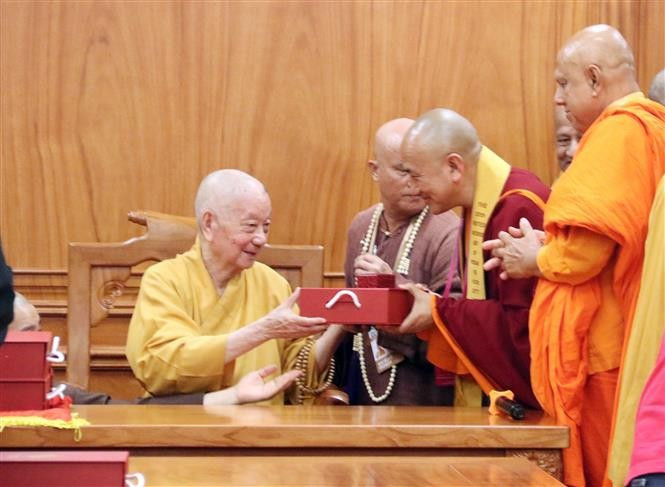 Venerable Thich Tri Quang, the Supreme Patriarch of the Patronage Council of the Vietnam Buddhist Sangha (VBS) presents gifts to heads of international Buddhist delegations attending Vesak 2025. (VNA)