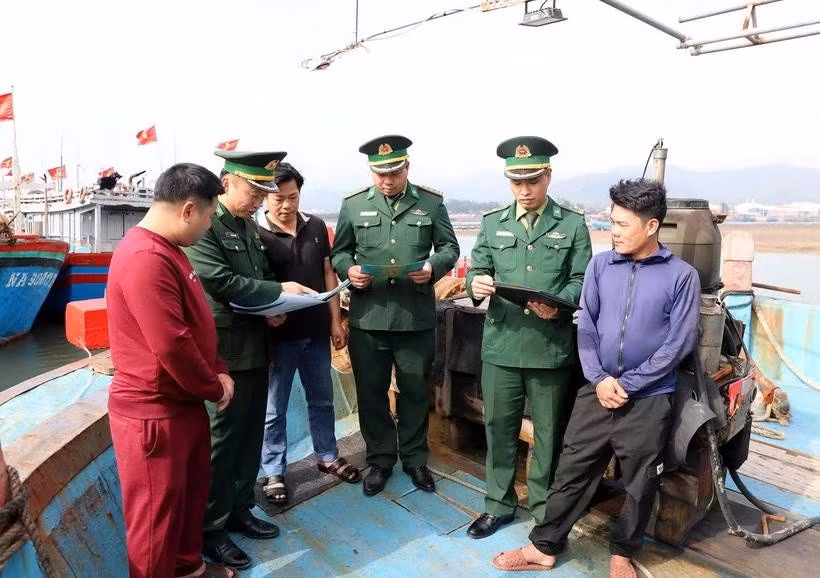 Officers and soldiers of Quynh Phuong Border Guard Station disseminate regulations on fisheries exploitation to local fishermen. (Photo: VNA)