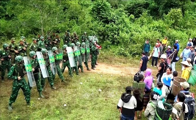 In the simulated scenario, Lao Bao International Border Gate Station (Vietnam) coordinates with Border Company 320 (Laos) to set up checkpoints and conduct public information campaigns to prevent free migration and illegal cross-border movements. (Photo published by VNA) 