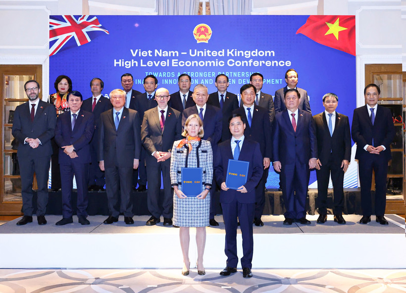 General Secretary To Lam and Matt Western, the UK Government’s Trade Envoy, witness the handover of cooperation documents between Ngo Chi Dung, Chairman and General Director of Vietnam Vaccine JSC (VNVC), and Kaja Natland, Senior Vice President of GSK Asia–Pacific & International. (Photo: VNVC)