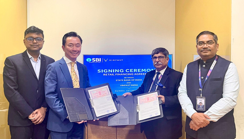 The MoU is signed by Pham Sanh Chau, CEO of VinFast Asia, and Ajay Kumar Jha, General Manager – Retail Loans, State Bank of India. (Photo: VNA)