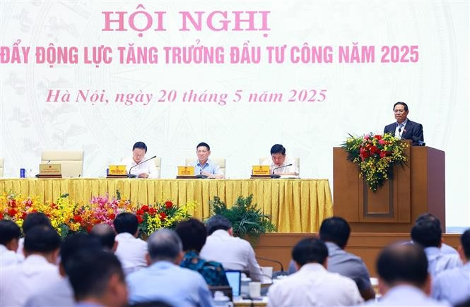 Prime Minister Pham Minh Chinh chairs an online national conference on boosting public investment as a key driver of economic growth in 2025. (Photo: VNA)