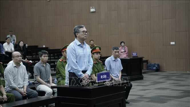 Former Deputy Minister of Industry and Trade Hoang Quoc Vuong at the court hearing on April 21, 2025. (Photo: VNA)