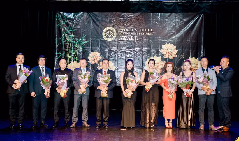 Ken Chau (right), Chairman of the Vietnam Canada Business Association, presents flowers to the organising committee of the Vietnamese Entrepreneurs Awards in Canada 2026 at the event. (Photo: Award organising board)