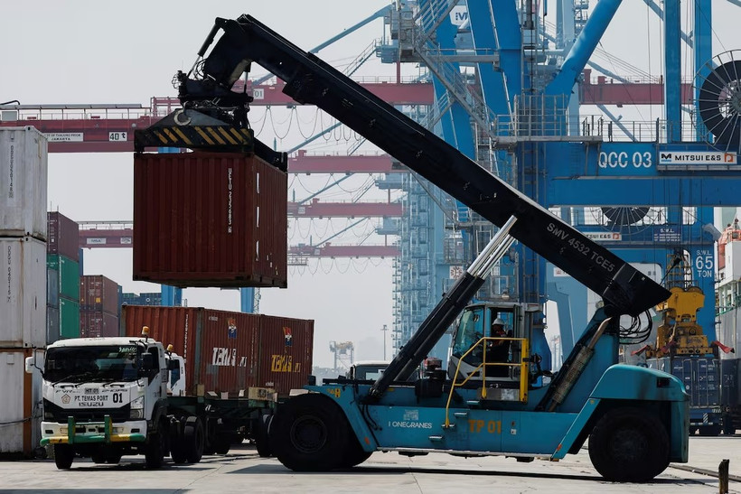 A person operates a crane, loading a container onto a truck at Tanjung Priok Port in Jakarta, Indonesia, February 12, 2025. (Photo: Reuters)