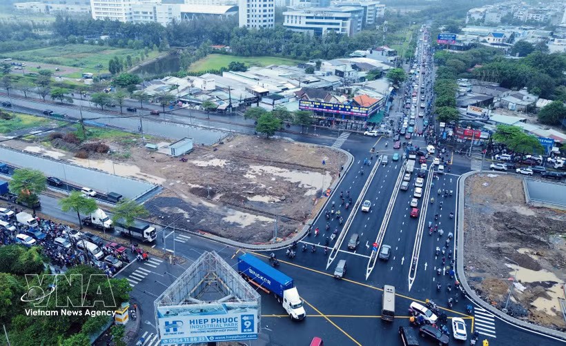 The Nguyen Van Linh–Nguyen Huu Tho intersection fully opens both underpasses to traffic, helping ease congestion in the area. (Photo: VNA)
