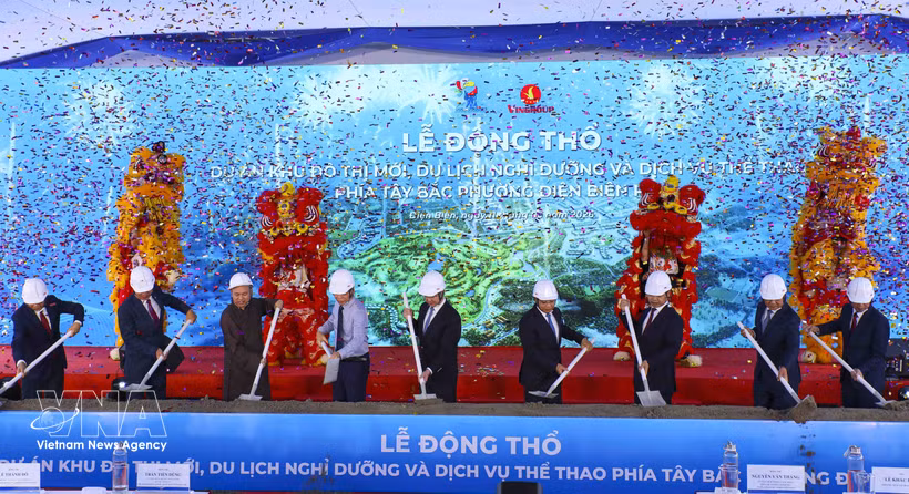 Deputy Prime Minister Nguyen Van Thang and delegates perform the ground-breaking ceremony for the Northwest Dien Bien Phu New Urban Area, Resort and Sports Complex project. (Photo: VNA)