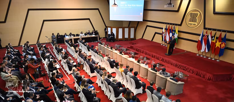 ASEAN Secretary-General Kao Kim Hourn announces the outcomes of the 48th ASEAN Summit and related meetings held recently in the Philippines. (Photo: VNA)