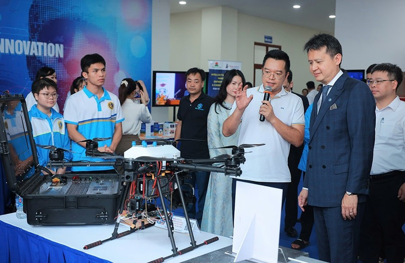 Director General of the World Intellectual Property Organization (WIPO) Daren Tang visits an exhibition of innovative products by students at the Posts and Telecommunications Institute of Technology. (Photo: hanoimoi.vn)