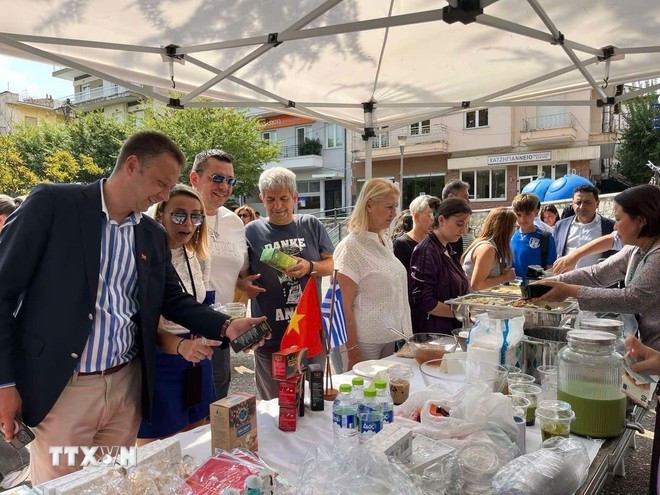 Greek people enjoy traditional Vietnamese dishes and products. (Photo courtesy of the Vietnamese Embassy in Greece)