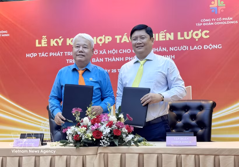 Vice Chairman of the Ho Chi Minh City Labour Federation Vo Khac Thai and Chairman of Go Holding Group Pham Minh Khanh perform the signing ceremony. (Photo: VNA)