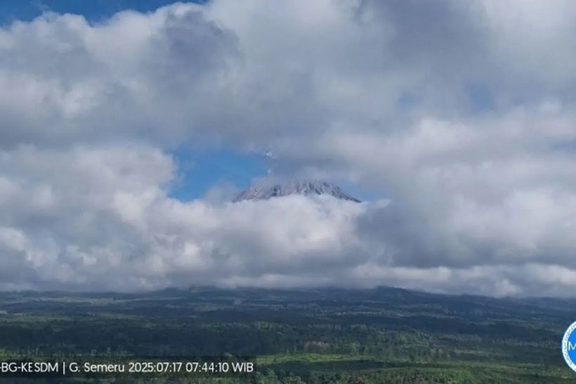 Mount Semeru erupts with a 1,000-meter-high column of volcanic ash from the Mahameru peak, July 17, 2025. (Photo: Antara)