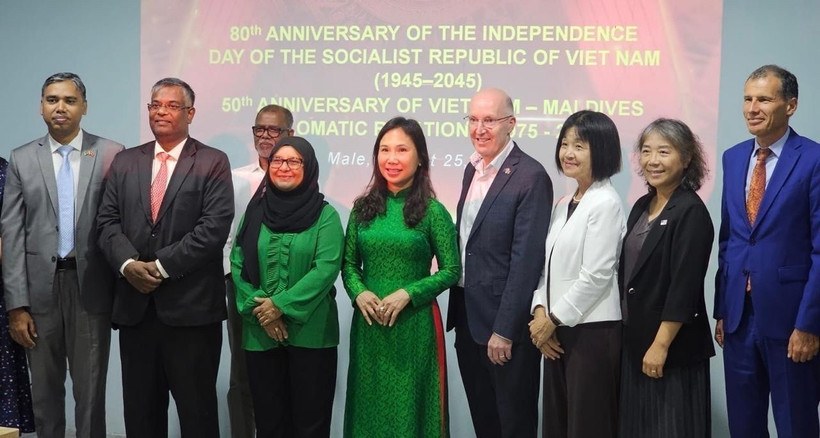 Ambassador Trinh Thi Tam and guests pose for a photo at the ceremony. (Photo published by VNA)