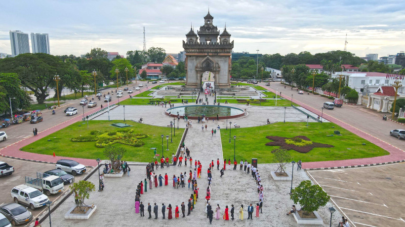 Vietnamese people in Laos form the number “80” to celebrate the 80th National Day of Vietnam. (Photo: VNA)
