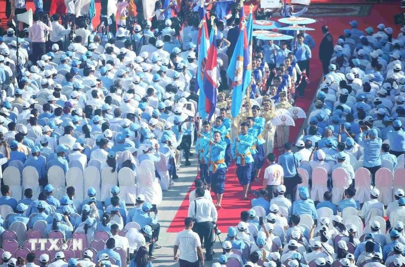 The meeting marking the 74th founding anniversary of the Cambodian People's Party (CPP) takes place at the CPP Central Headquarters in downtown Phnom Penh, drawing the participation of over 10,000 people. (Photo: VNA) 