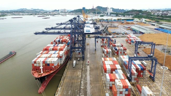 Import and export of goods through Cai Lan Port. (Photo: VNA)