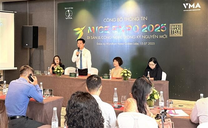 Nguyen Duc Anh, Chairman of the Vietnam MICE Tourism Club, speaks at the briefing. (Photo: VNA)