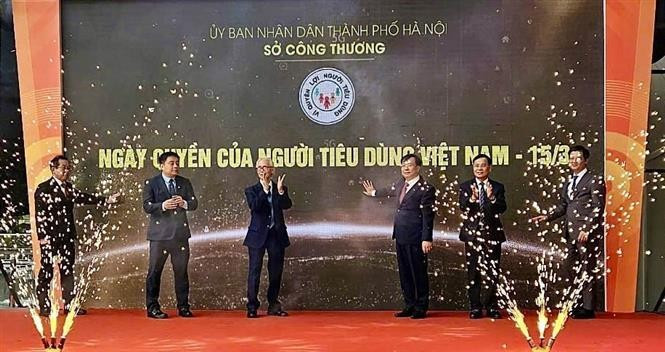 The Vietnam Consumer Rights Day 2025 is under the theme "Transparent Information – Responsible Consumption". (Photo: VNA)
