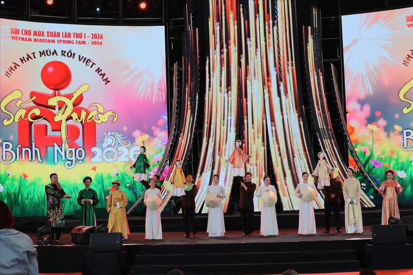 A performance by the Vietnam Puppet Theatre at the first Glorious Spring Fair 2026 (Photo: VNA)