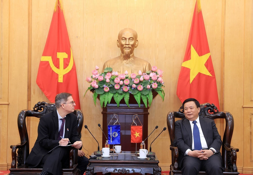 Professor Dr. Nguyen Xuan Thang (right), President of the Ho Chi Minh National Academy of Politics (HCMA) and Chairman of the Central Theory Council, meets with Carlos Felipe Jaramillo, WB Vice President for the East Asia and Pacific Region. (Photo: VNA)