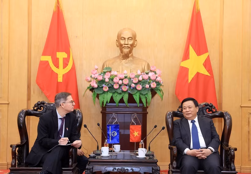 Professor Dr. Nguyen Xuan Thang (right), President of the Ho Chi Minh National Academy of Politics (HCMA) and Chairman of the Central Theory Council, meets with Carlos Felipe Jaramillo, WB Vice President for the East Asia and Pacific Region. (Photo: VNA)