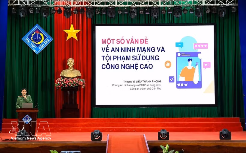A speaker from the Internal Political Security Division under the Can Tho Department of Public Security delivers a cybersecurity awareness session for students at Can Tho University. (Photo: VNA)