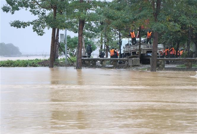 Water levels on the Huong River in Hue city continue to rise as recovery efforts from the previous flood are still under way on the afternoon of November 2. (Photo: VNA)