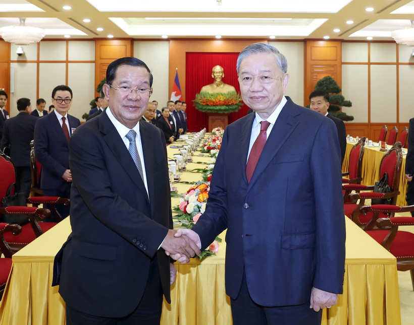 Party General Secretary To Lam (R) meets President of the Cambodian People’s Party Hun Sen. (Photo: VNA)
