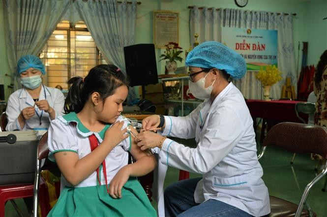 Vaccination for children who have not been vaccinated or have not received enough doses of the measles vaccine at schools to ensure community immunity and prevent the risk of outbreaks. (Photo: VNA)