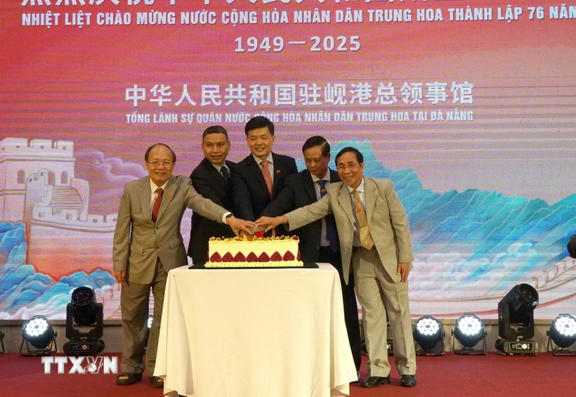 Officials cut the cake to celebrate the 76th anniversary of China’s National Day at the ceremony on September 23. (Photo: VNA)