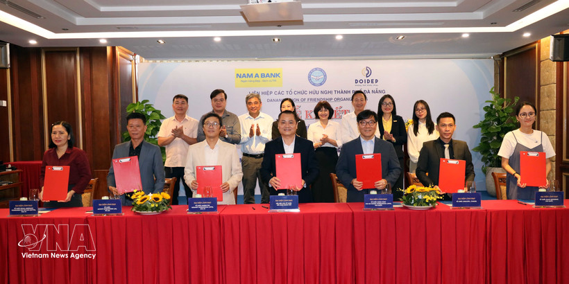 The Da Nang Union of Friendship Organisations (DAFO) signs a new round of MoUs with foreign non-governmental organisations, mobilising pledged assistance worth about 2.79 million USD across various spheres. (Photo: VNA)