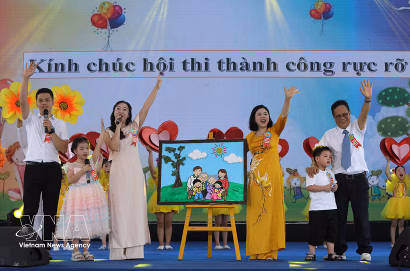 Teams compete in the “Talented Family” contest at the 2026 Bac Ninh Family Festival. (Photo: VNA)