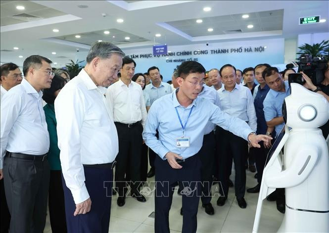 Party General Secretary To Lam (L) inspects operations at Hanoi’s Public Administrative Service Centre. (Photo: VNA) 