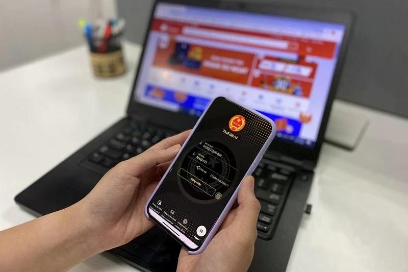 Tax revenues from organisations and individuals engaged in e-commerce and other digital economic activities reache 2.85 billion USD in the first five months of 2025. (Photo: VNA)