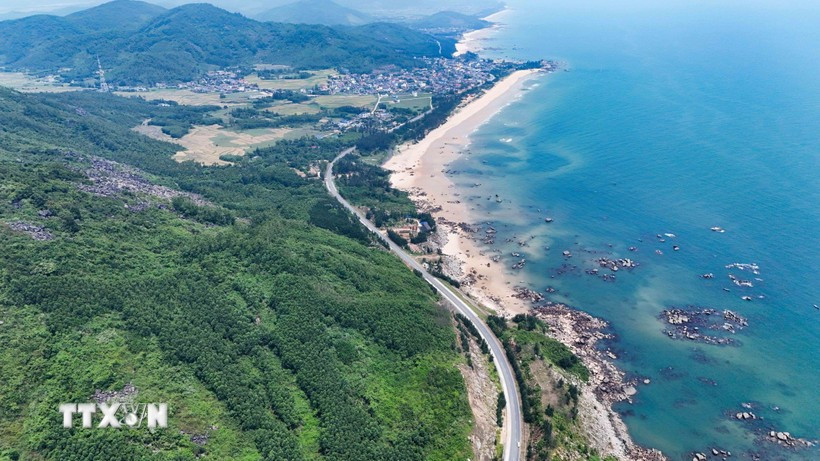 Under the master plan, Vietnam’s coastal road network will span approximately 2,838 km. In the photo: A coastal road in Ha Tinh province. (Photo: VNA)