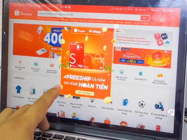 A customer shops online. In Vietnam, the e-commerce market is dominated by three major platforms. (Photo: VNA)