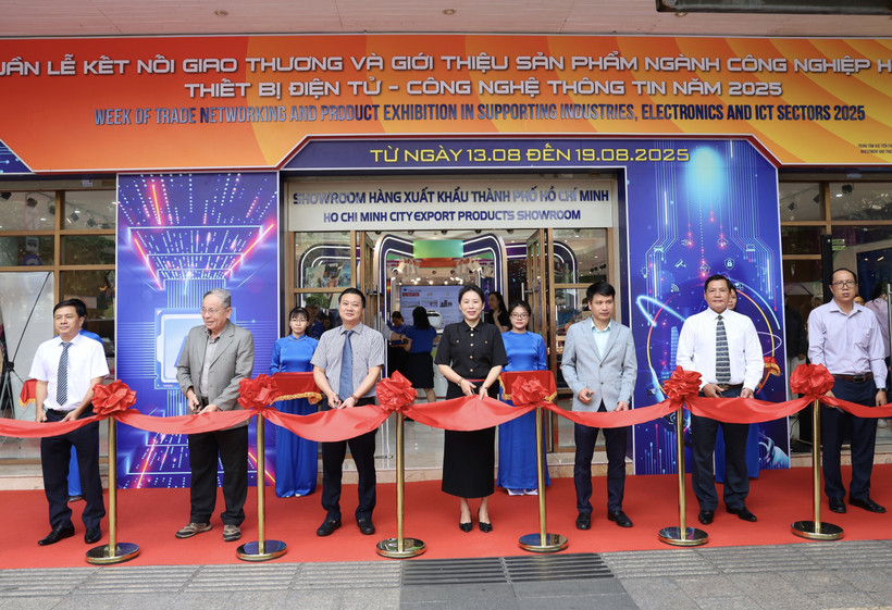 Delegates cut the ribbon to open the Week of Trade Networking and Product Exhibition for Supporting Industries, Electronics and ICT 2025. (Photo: VNA)
