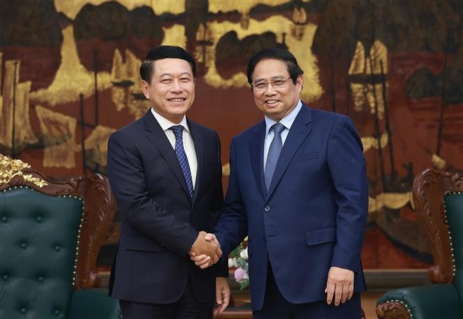 Prime Minister Pham Minh Chinh (R) receives Saleumxay Kommasith, Politburo member, Deputy Prime Minister and head of the Lao People’s Revolutionary Party (LPRP) Central Committee’s Commission for State-owned Enterprise (SOE) Reform. (Photo: VNA)