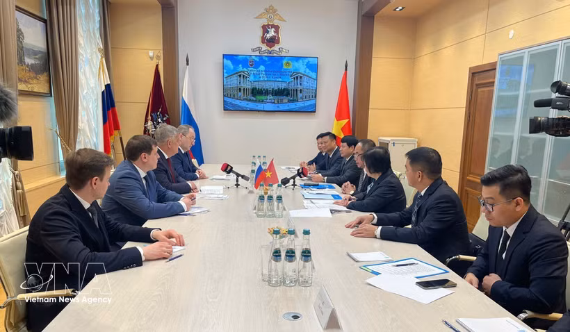 A delegation from the Hanoi Department of Public Security holds a meeting with the Moscow Main Directorate of Internal Affairs on June 4, 2026, focusing on security and public order, tackling crime, and implementing bilateral agreements. (Photo: VNA)