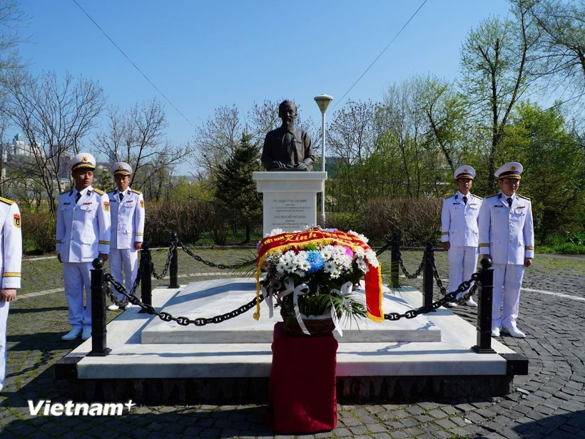 A flower offering ceremony at the statue of President Ho Chi Minh in Vladivostok, Russia. (Photo: VietnamPlus)