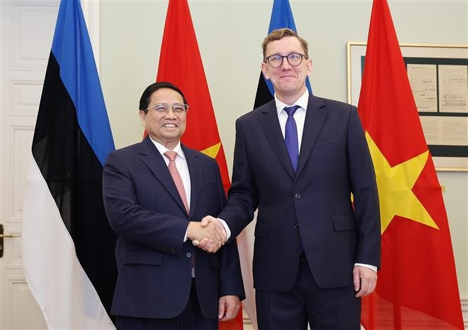Vietnamese PM Pham Minh Chinh (L) holds talks with his Estonian counterpart Kristen Michal in Tallinn on June 6, 2025. (Photo: VNA)