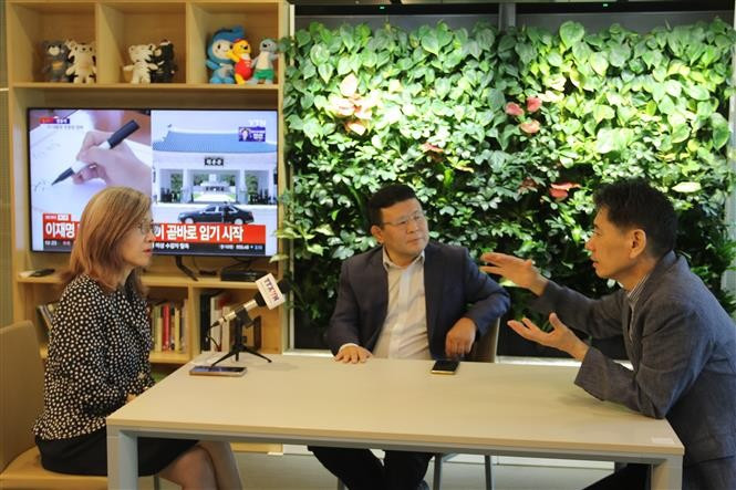 Kwon Hyuk Min (C) speaks with a VNA correspondent in the Republic of Korea about Viet Nam–RoK relations. (Photo: VNA) 