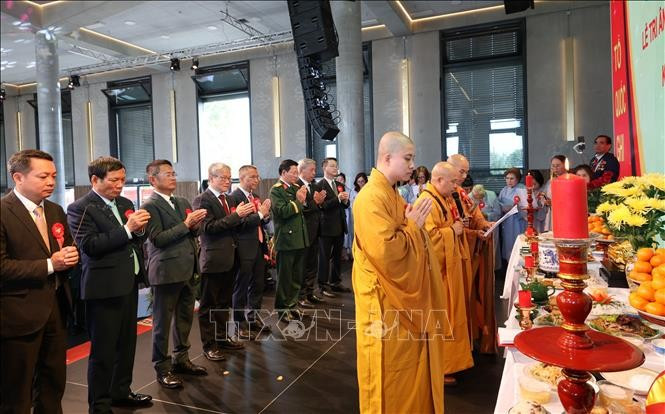 A requiem ceremony held in Germany in honour of fallen heroes and martyrs. (Photo: VNA)