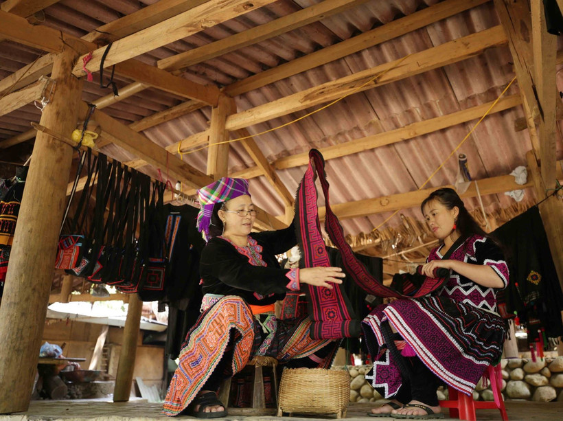 Local residents continue to preserve their traditional ethnic costumes and still craft these garments by hand. (Photo: baotintuc.vn)