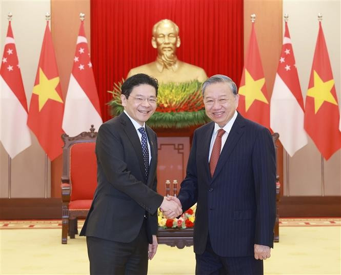 Party General Secretary To Lam (R) receives Singaporean Prime Minister Lawrence Wong in Hanoi on March 26. (Photo: VNA)