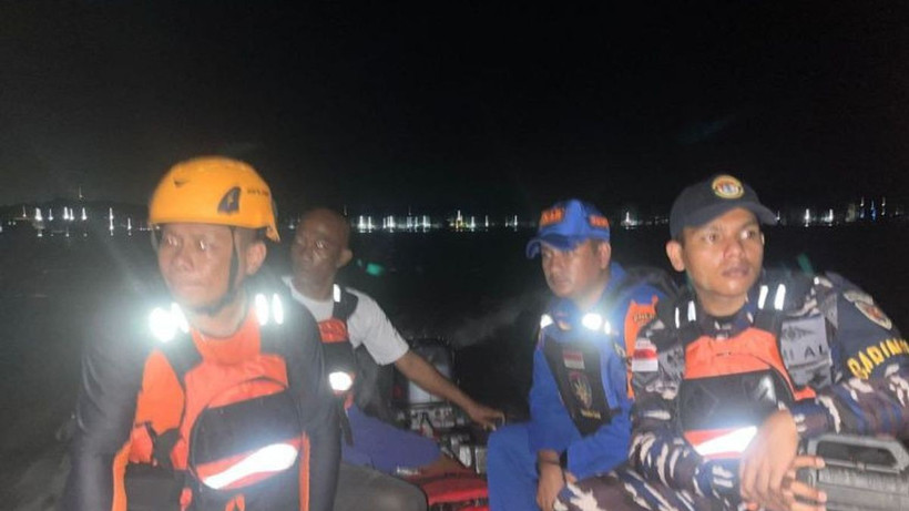 The joint SAR team conducts a search for the victims of the Long Boat ship that sank in the Grandma Strait, Batam City Waters, Riau Islands, June 25, 2025. (Photo: voi.id)