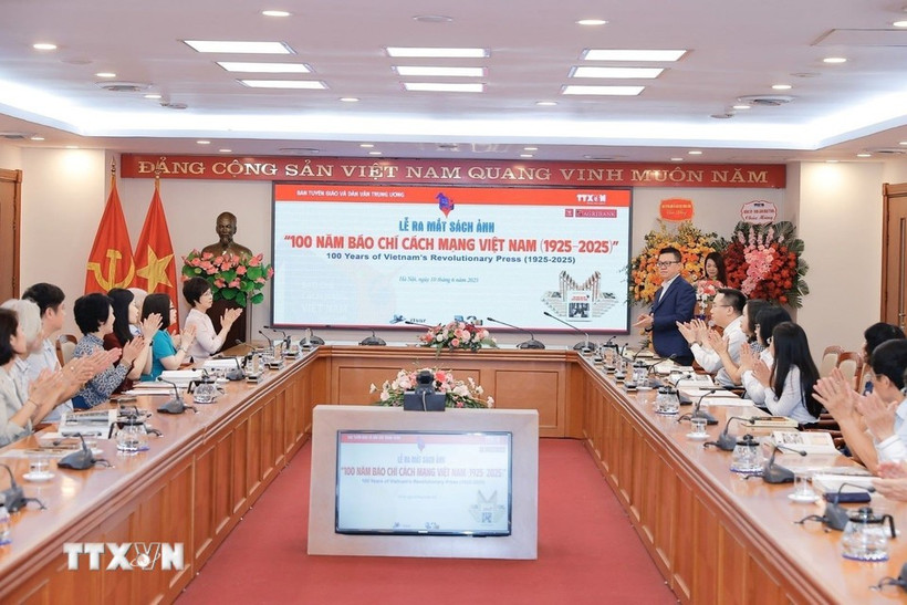 A ceremony is held to launch the photo book “100 Years of Vietnam’s Revolutionary Press (1925–2025).” (Photo: VNA)