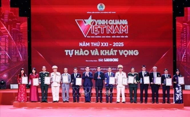 Head of the Party Central Committee’s Commission for Information, Education and Mass Mobilisation Nguyen Trong Nghia (seventh from left), and President of the Vietnam General Confederation of Labour Nguyen Dinh Khang (eighth from left) present the Glory to Vietnam 2025 emblems and certificates to the honoured collectives. (Photo: VNA)