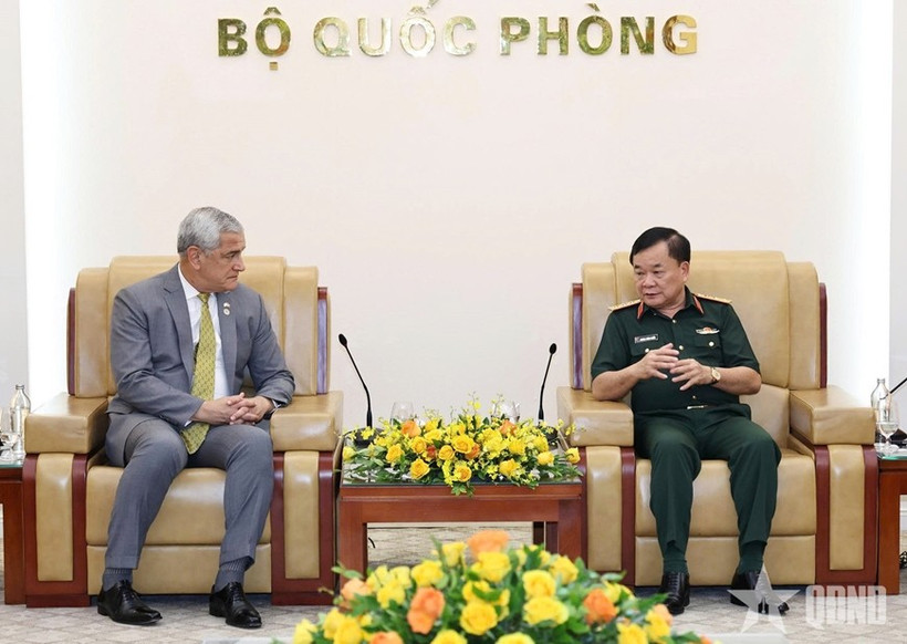 Deputy Minister of National Defence Senior Lieutenant General Hoang Xuan Chien (right) holds talks Kelly McKeague, Director of the Defence POW/MIA Accounting Agency under the US Department of Defence. (Photo: qdnd.vn)
