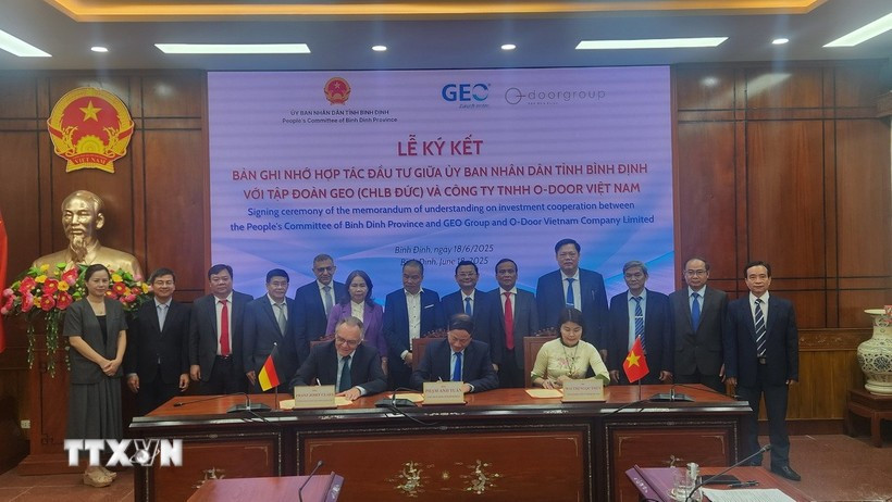 The signing ceremony between Germany’s GEO Group and Vietnam’s O-DOOR Company for a project to establish a Training and Human Resources Development Centre for Renewable Energy in Gia Lai province. (Photo: VNA) 